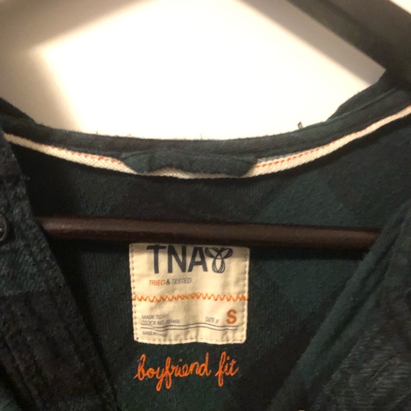 TNA boyfriend fit plaid hood green top - Picture 2 of 4